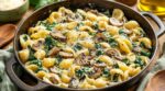 Voici le plat de pâtes en une seule poêle, prêt en 25 min, qui fait dévorer épinards et champignons à toute la famille