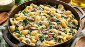 Voici le plat de pâtes en une seule poêle, prêt en 25 min, qui fait dévorer épinards et champignons à toute la famille
