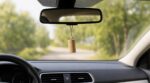 Voiture : pourquoi vous devez retirer le sapin au rétro et le remplacer par ce matériau naturel sans produits chimiques