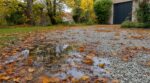 Vous avez une allée en gravier ? Cette erreur avec les feuilles mortes crée au printemps un bouchon que vous ignorez